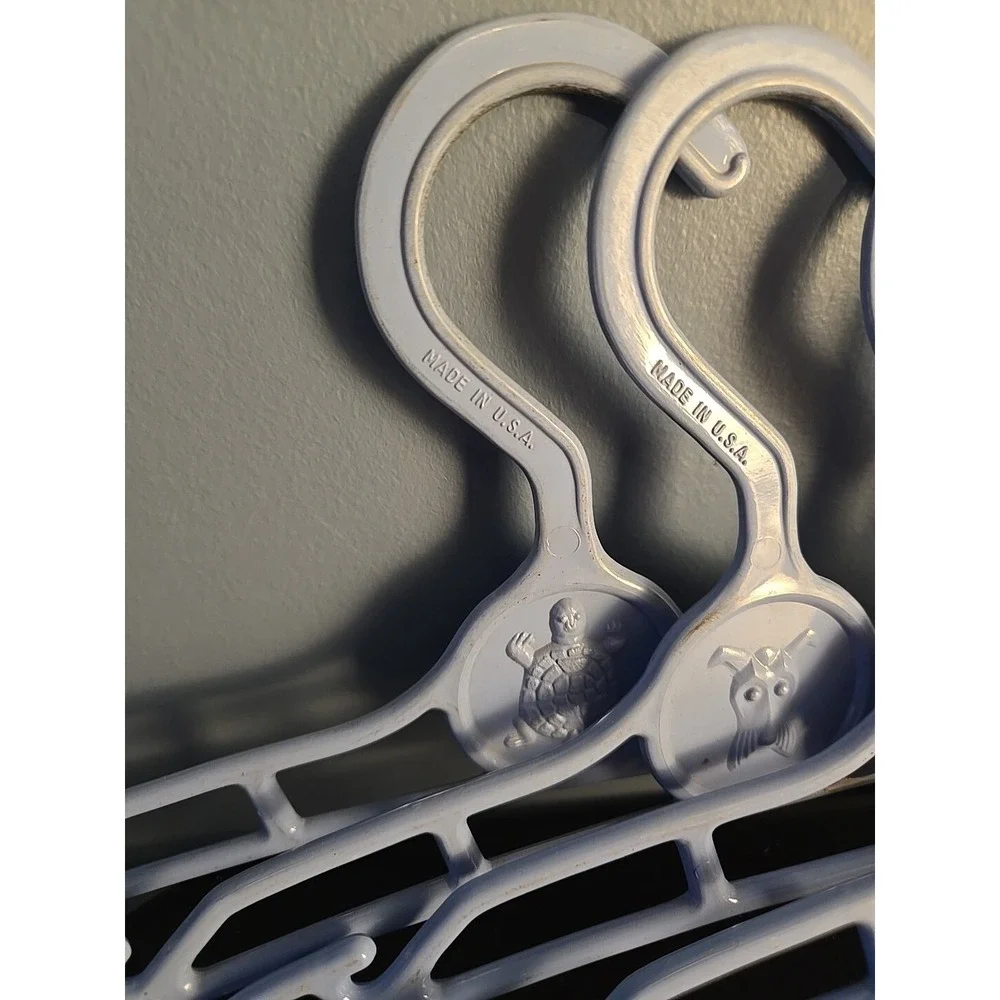 Vintage Baby Infant Clothes Hangers Hard Plastic Bear M Dog Turtle Set of 6‎